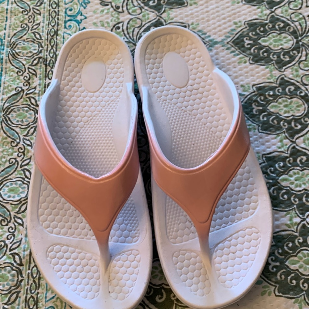 Size 8 flip flops.  Pink.  Good cushioning.  Only worn in the house 2 times